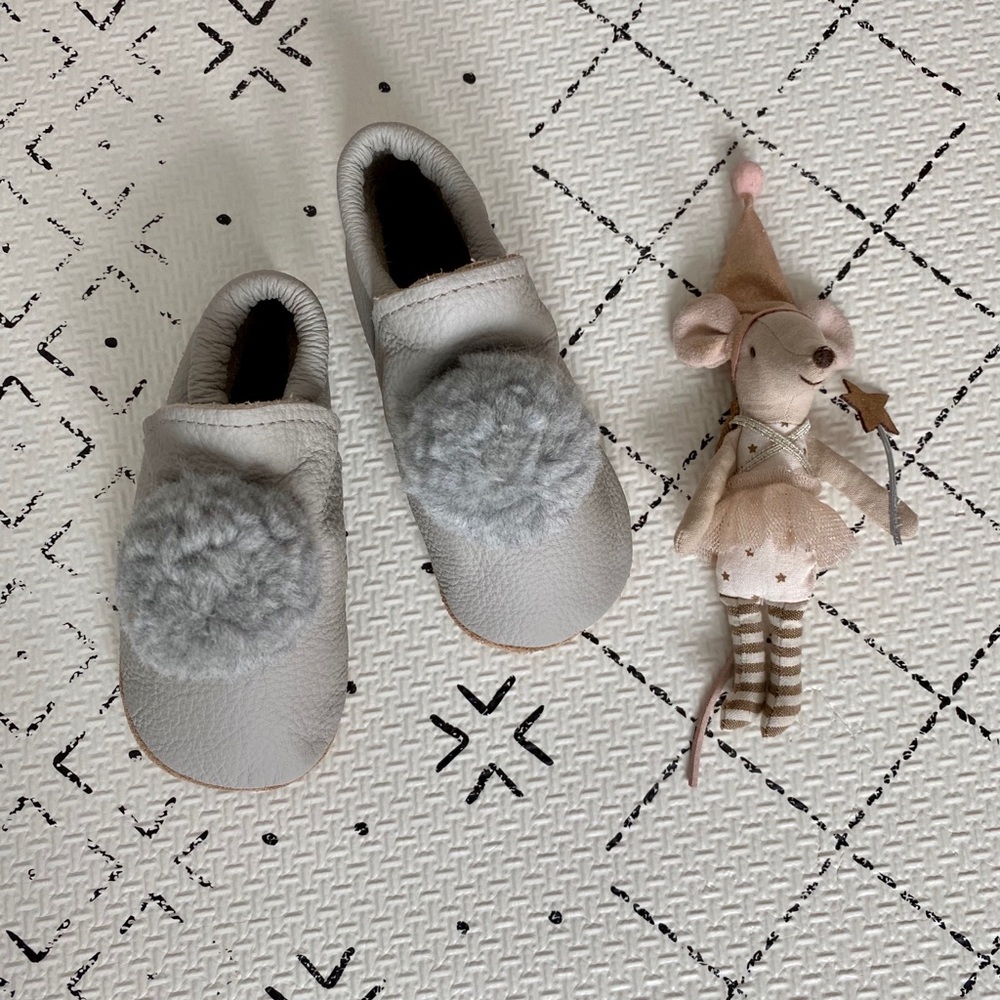 Ulla & Viggo grey leather pom shoes: Size 6/7🍁